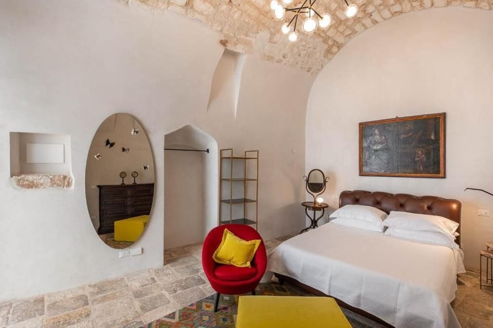 Deluxe Room | Minibar, in-room safe, iron/ironing board (on request), WiFi (free)