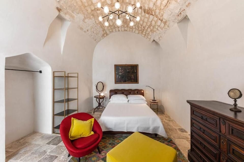 Deluxe Room | Minibar, in-room safe, iron/ironing board (on request), WiFi (free)