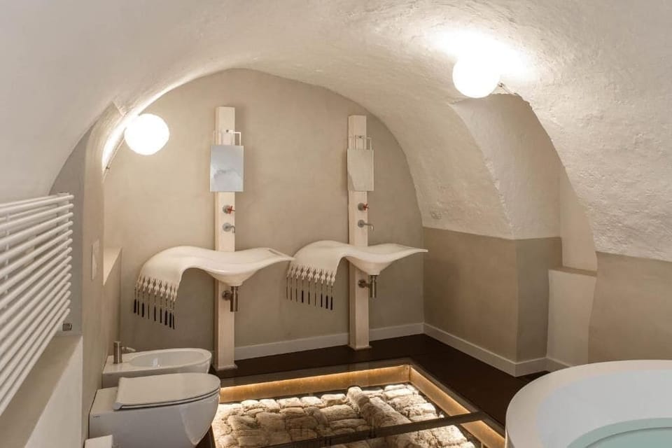 Deluxe Room | Bathroom | Slippers