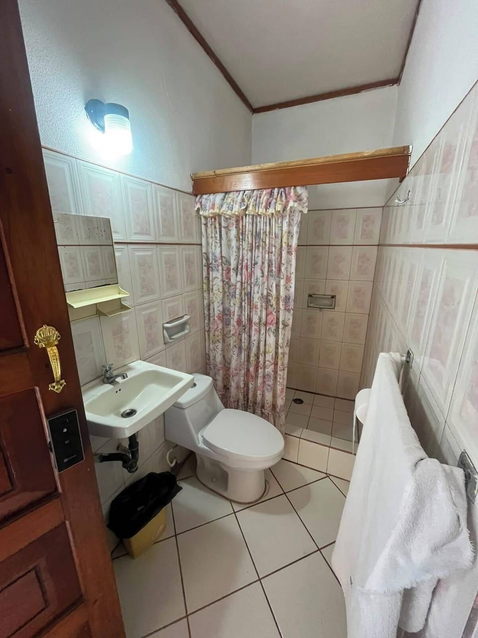 Classic Double Room | Bathroom | Shower, towels, soap, shampoo