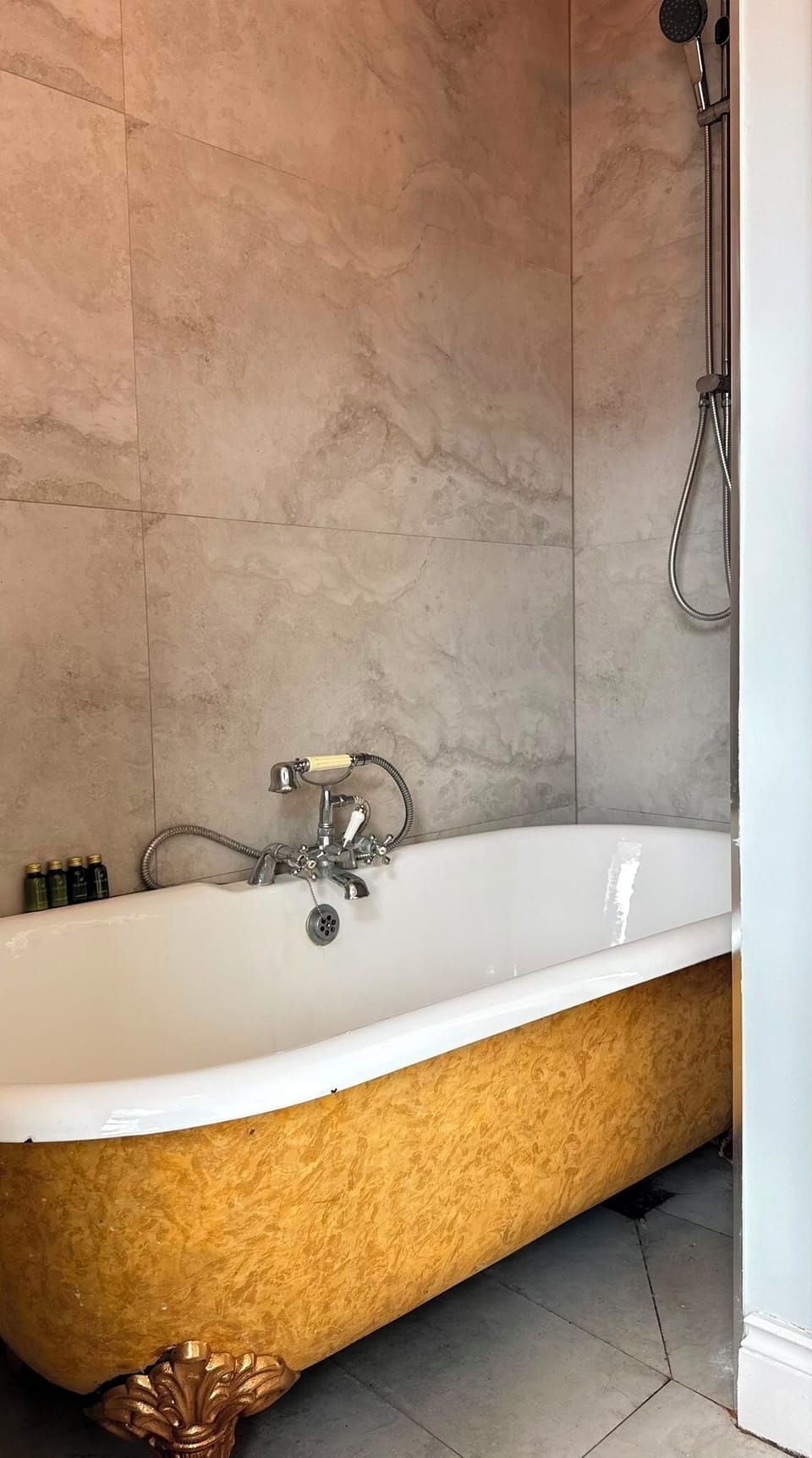 Deluxe Double Room | Bathroom | Soap, shampoo, toilet paper