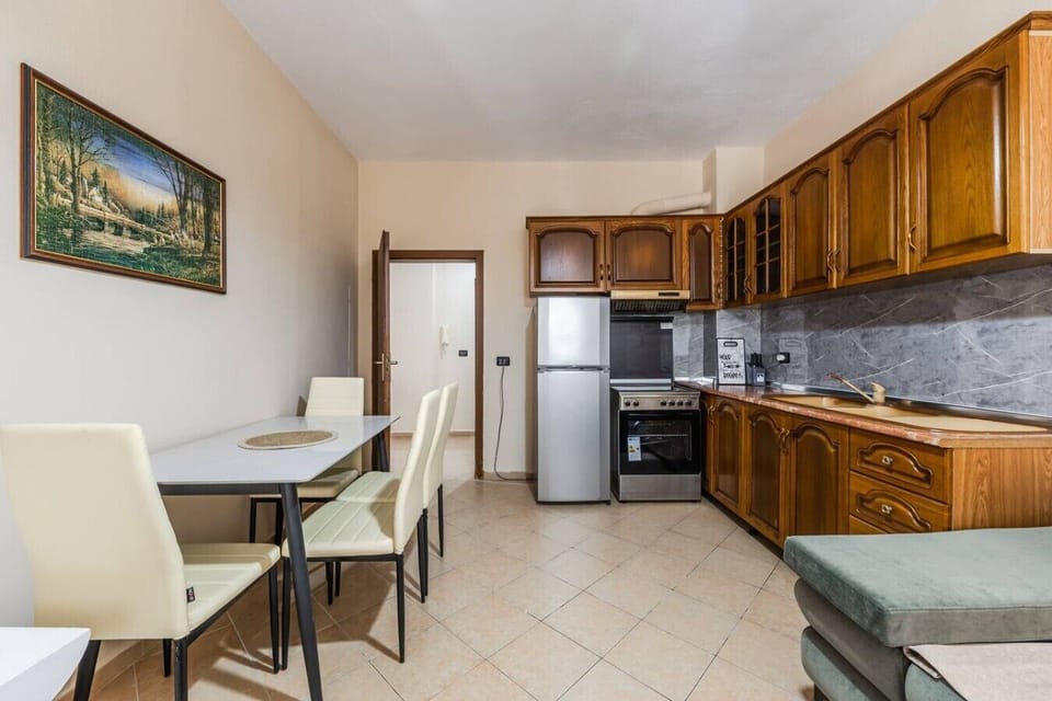 Dining area and fully-equipped kitchen