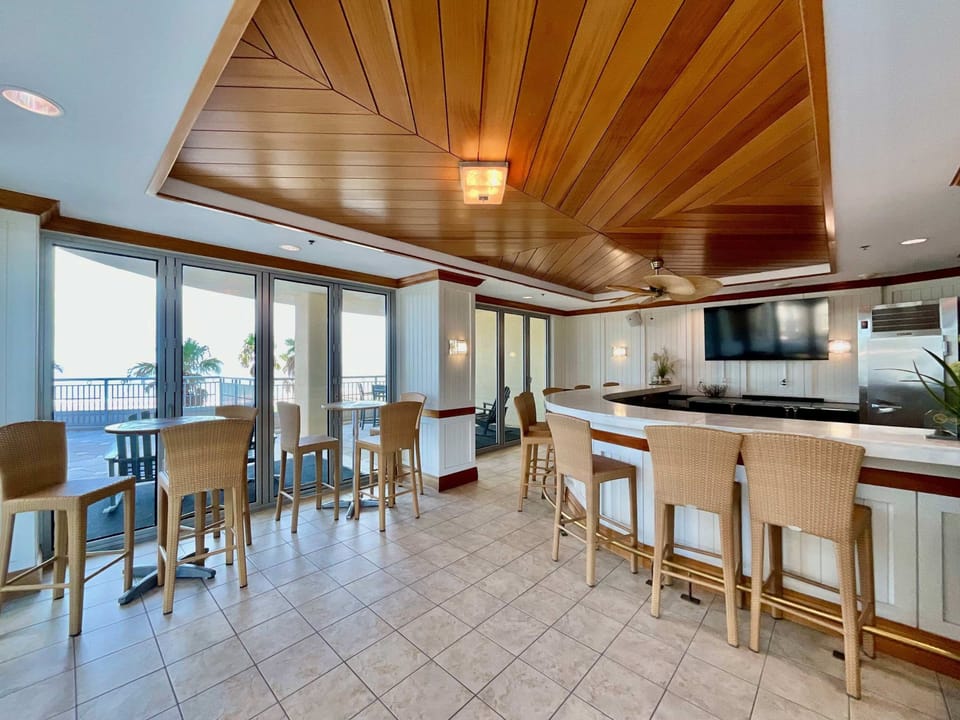 Condo, Multiple Beds, Ocean View (Palisade Palms Beach) | Dining