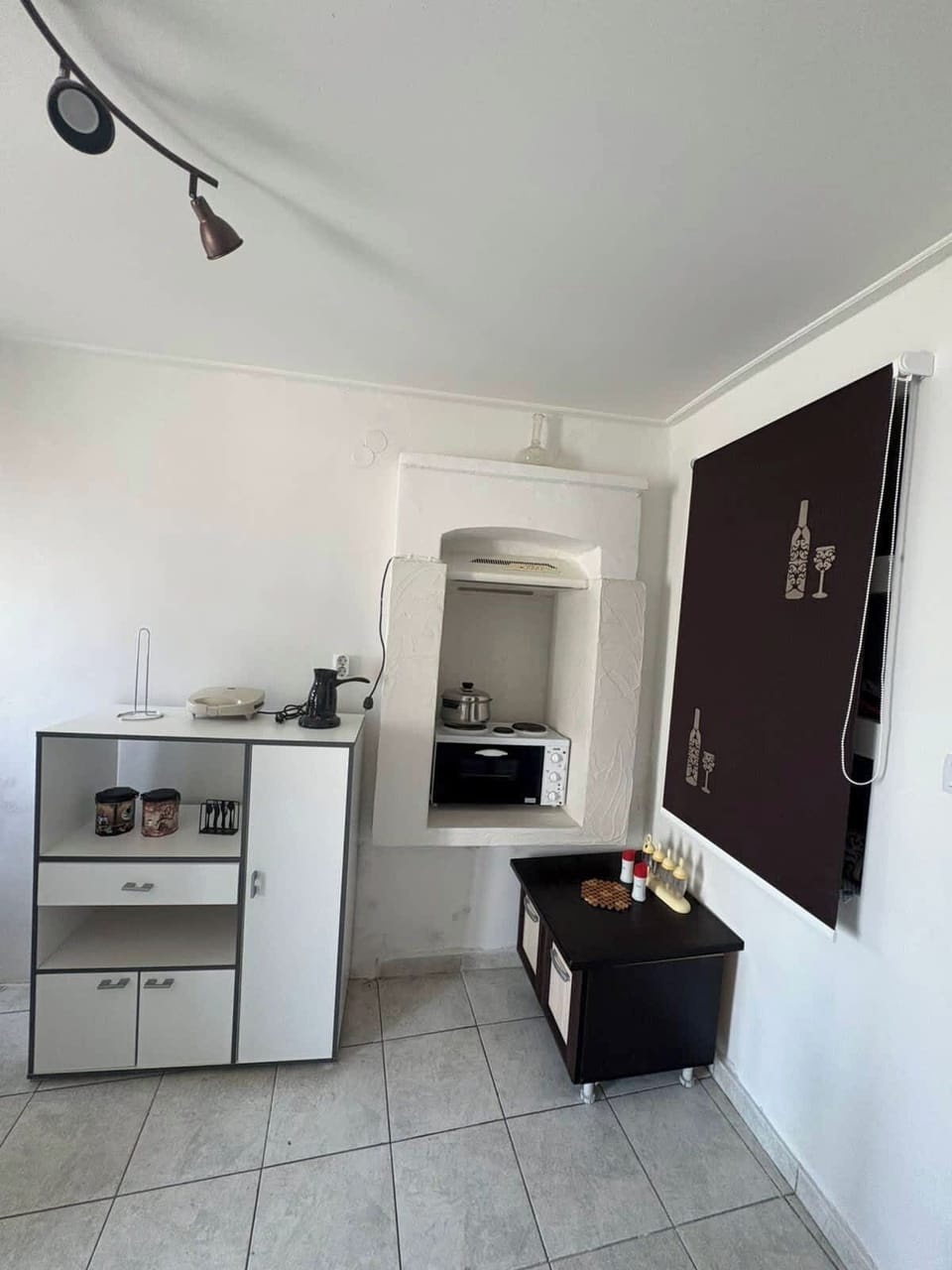 Kitchen and dining space with traditional decor.
