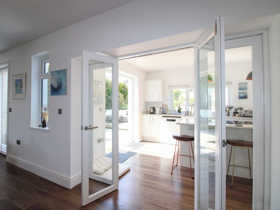 Cottage | Private kitchen | Dishwasher, cookware/dishes/utensils