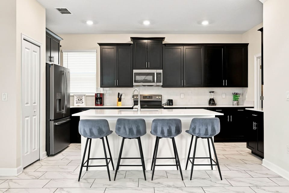 Fully equipped kitchen integrated with living room