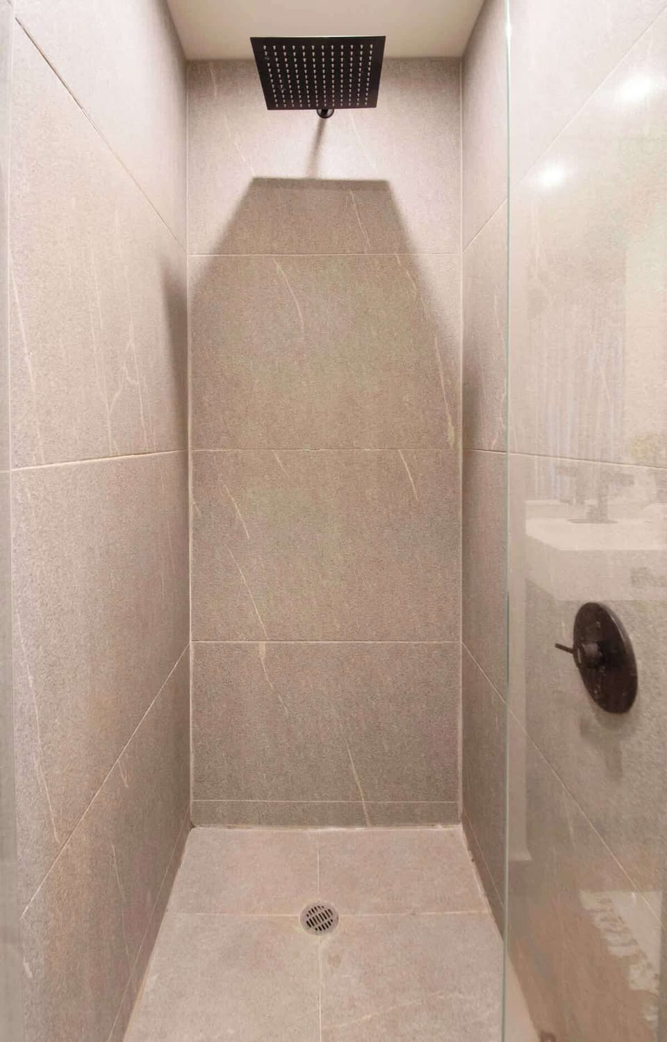 Enjoy a spacious walk-in shower with hot water and complimentary toiletries, perfect for refreshing after a busy day in Mexico City.