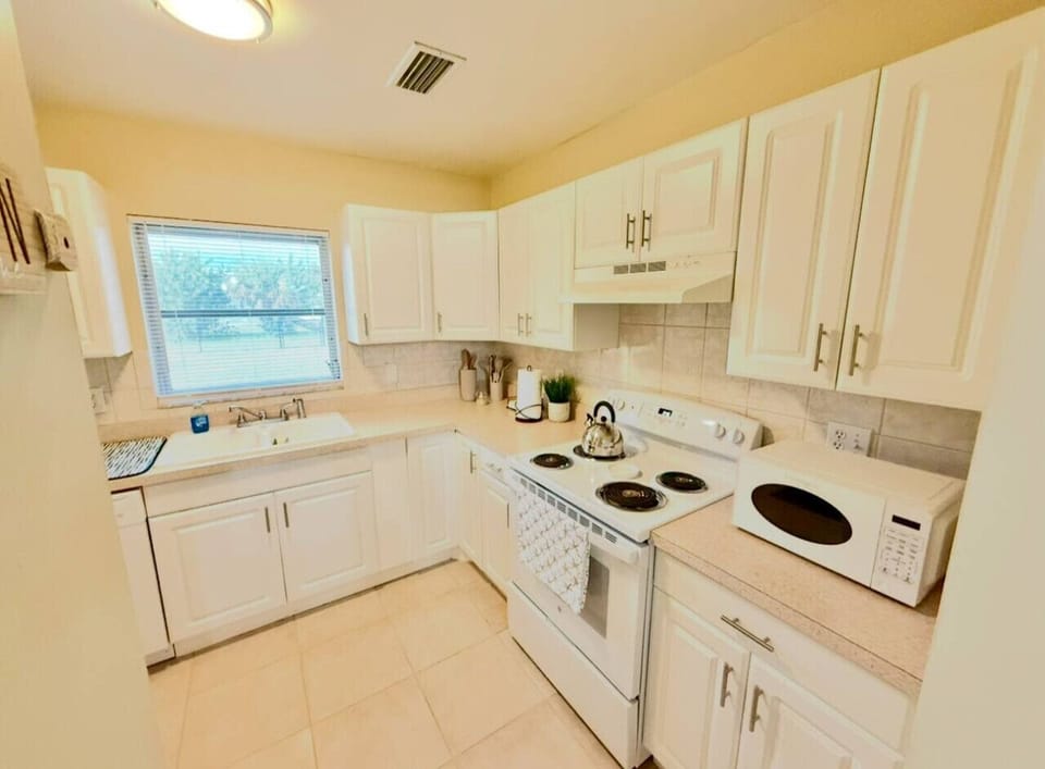 Prepare breakfast, snacks and full meals in the bright, fully equipped kitchen.Prepare breakfast, snacks and full meals in the bright, fully equipped kitchen.