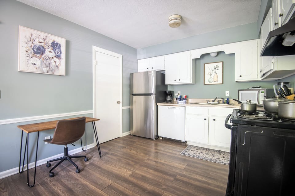 Enjoy a kitchen designed for everyday convenience, complete with a dedicated workspace where you can catch up on emails before heading out.