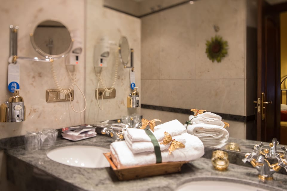 Superior Double Room | Bathroom | Bathtub, free toiletries, hair dryer, bidet