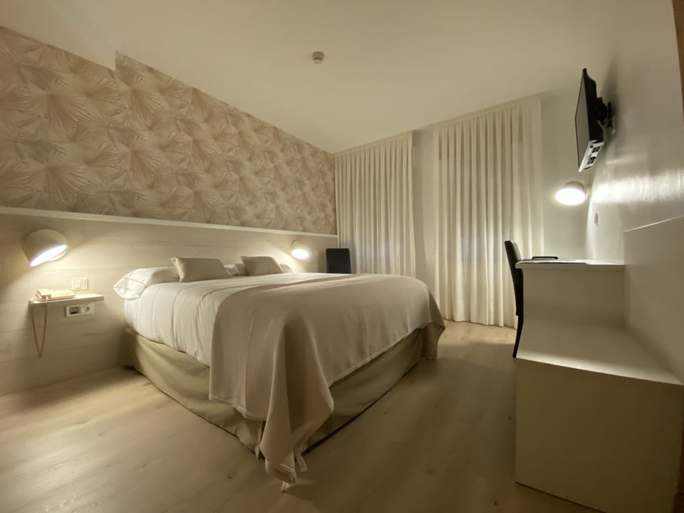Triple Room | Minibar, in-room safe, desk, blackout drapes
