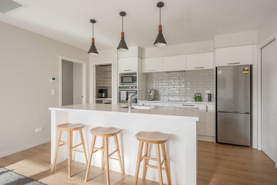 Full-size fridge freezer, dishwasher, and quality appliances