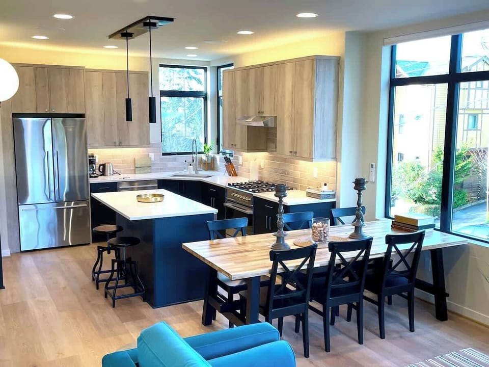 Spacious entertainer's kitchen and dining area