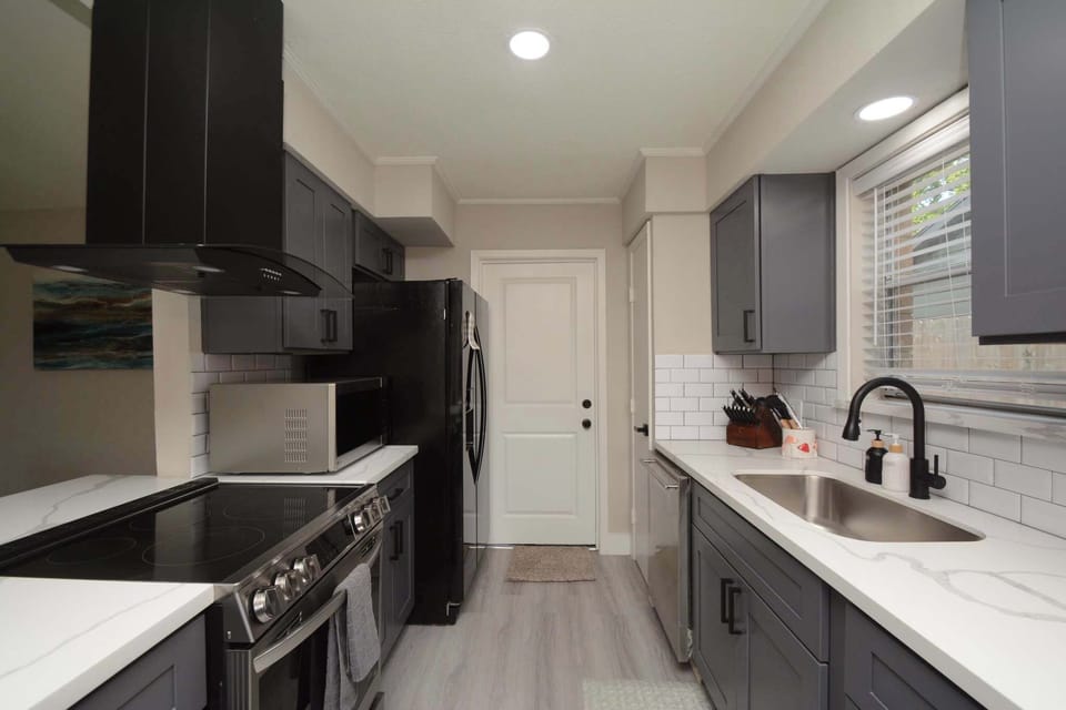 This fully equipped kitchen is a great place for whipping up delicious memories.