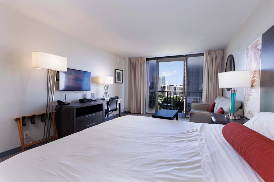 🏝️ Wake up refreshed in this welcoming bedroom, thoughtfully furnished for a relaxing and carefree Hawaiian getaway.