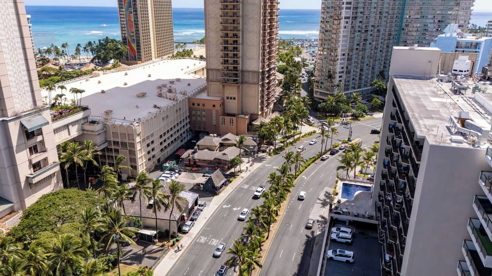 🌴 Stay in the heart of Honolulu, where beaches, shopping, dining, and island adventures are all just a short stroll away.