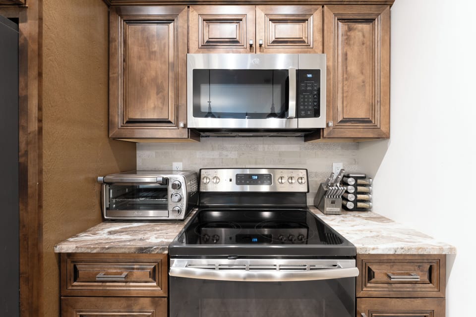 Electric range stove , microwave, and toaster oven | Interior