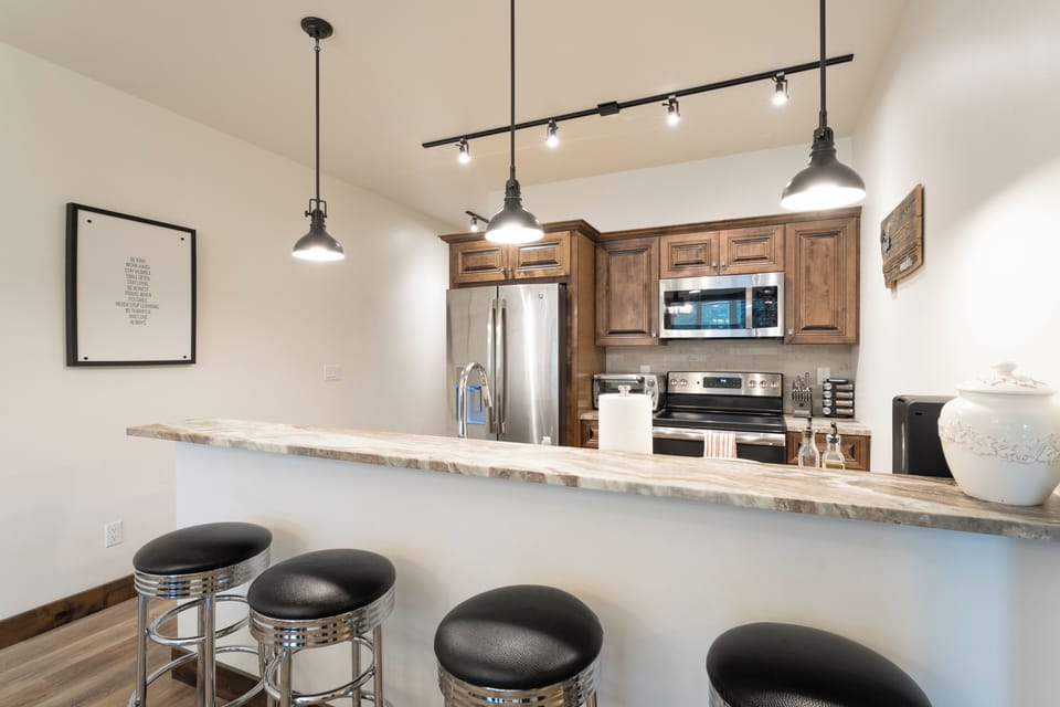 Full kitchen with bar seating for 4 | Interior