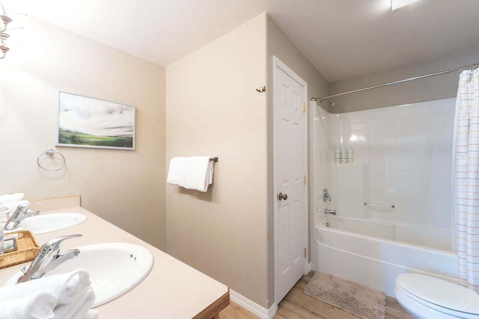 Ensuite bathroom to primary bedroom  | Interior