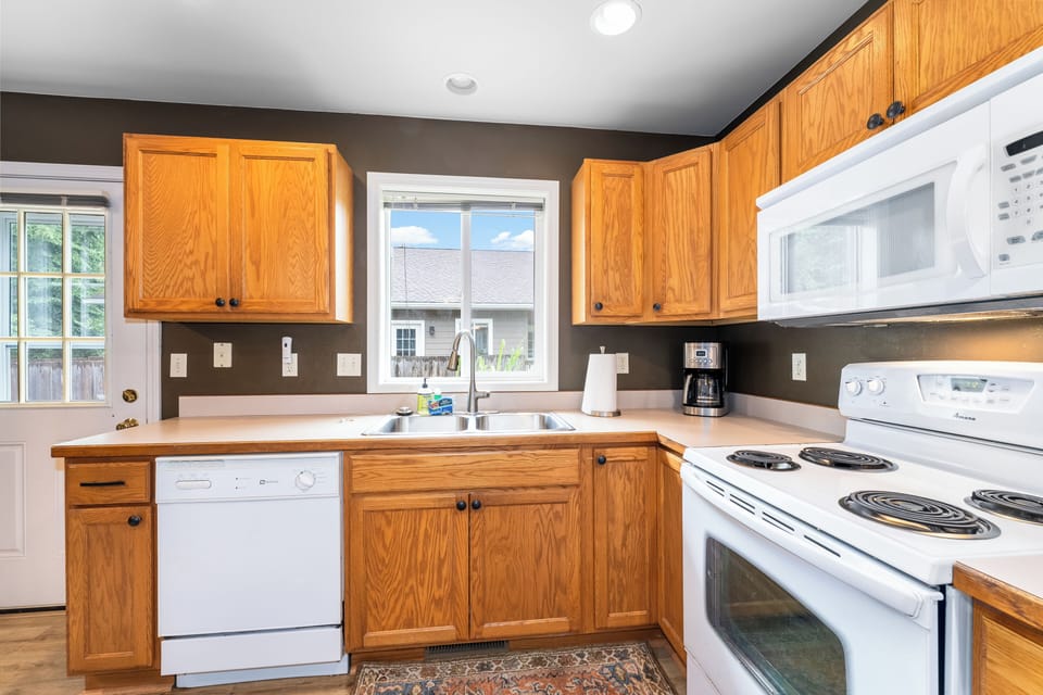 Electric stove, microwave and dishwasher  | Interior