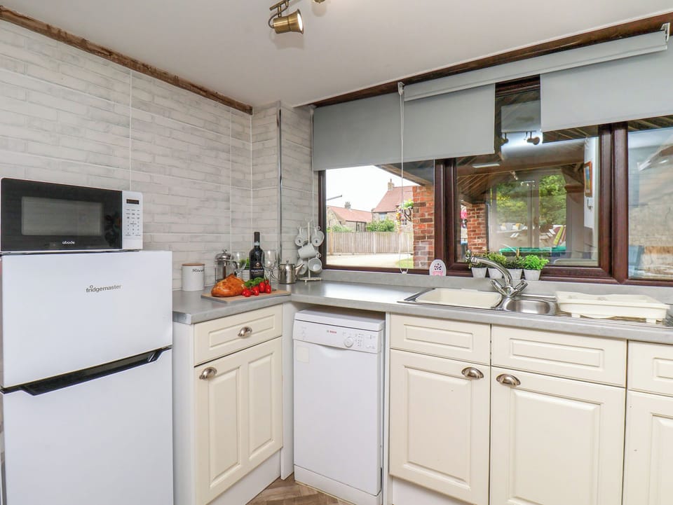 Dishwasher, cookware/dishes/utensils