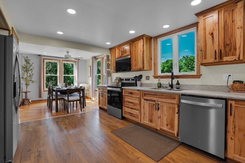 Fully Stocked Kitchen and Dining Area for 6 people