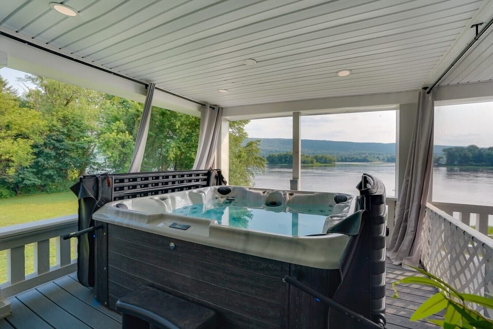 Covered and Screened in Hot Tub with amazing views!