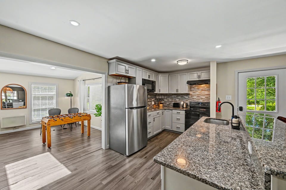 Full Kitchen | 4-Bar Seating | Coffee Drip + Keurig
