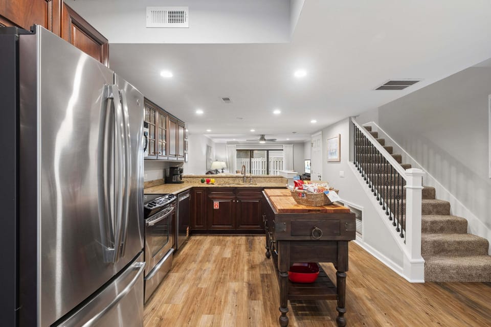 Drop your beach bag and settle in, a spacious entryway with plenty of storage makes arriving feel effortless.