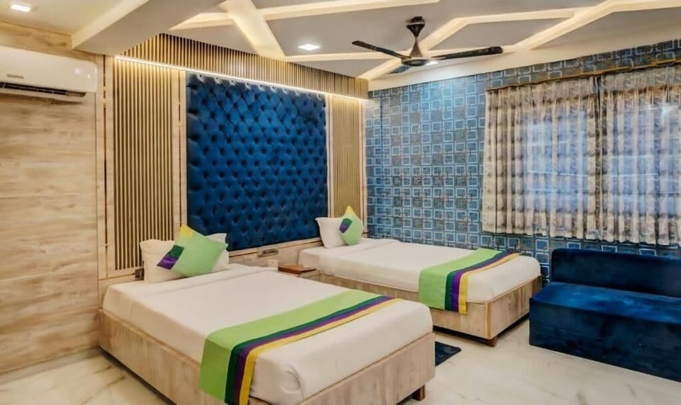 Classic Double or Twin Room | Desk, laptop workspace, soundproofing, iron/ironing board