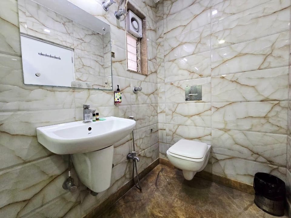 Deluxe Double Room, City View | Bathroom | Bathtub, slippers, towels, soap