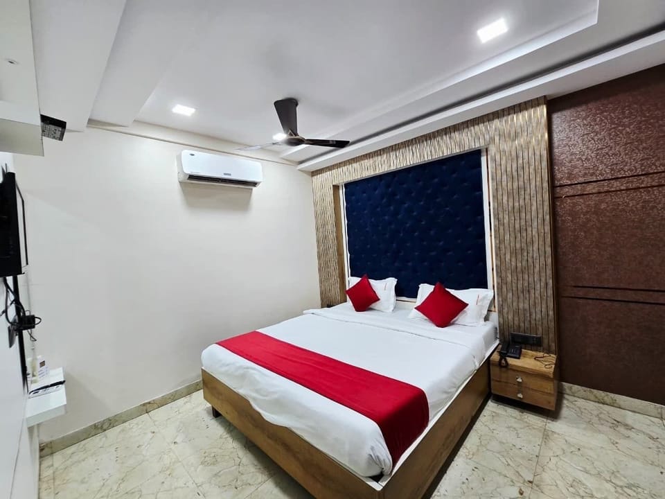 Classic Double or Twin Room | Desk, laptop workspace, soundproofing, iron/ironing board
