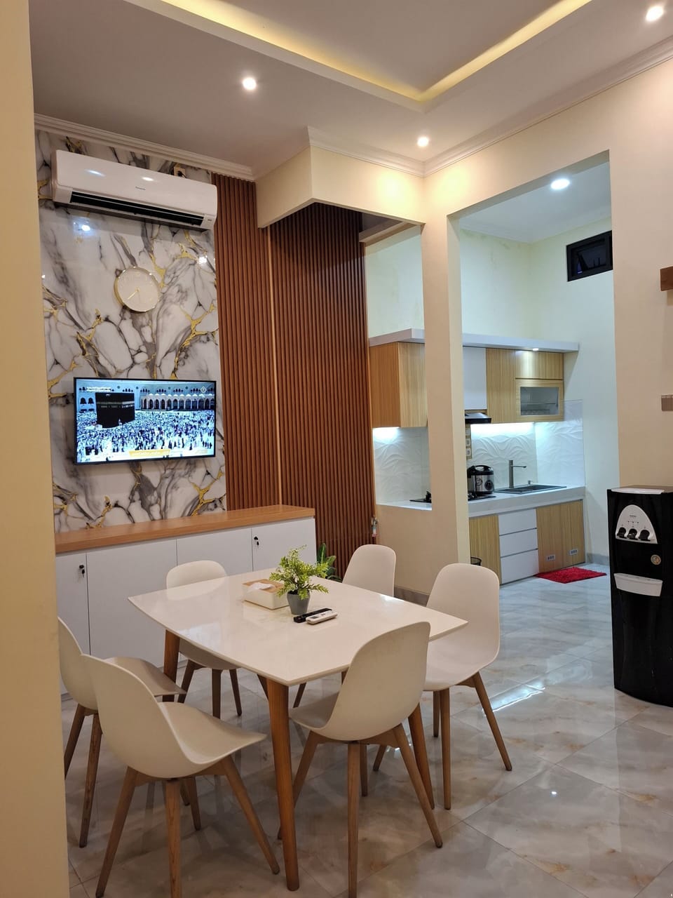 Deluxe Room, Balcony | Dining
