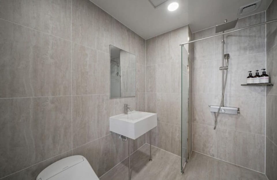 Junior Twin Room, Ocean View | Bathroom | Shower, designer toiletries, hair dryer, bidet