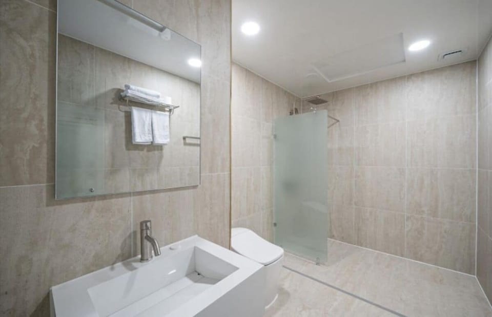 Business Twin Room, City View | Bathroom | Shower, designer toiletries, hair dryer, bidet