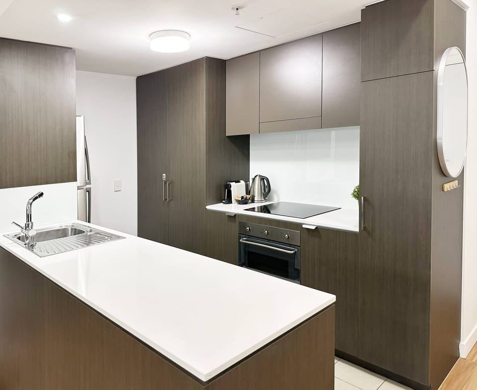 Full kitchen with kitchen island.
