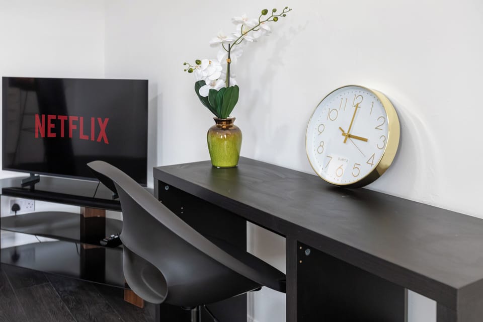 Modern lounge with desk, smart TV w/Netflix—perfect for work + relax