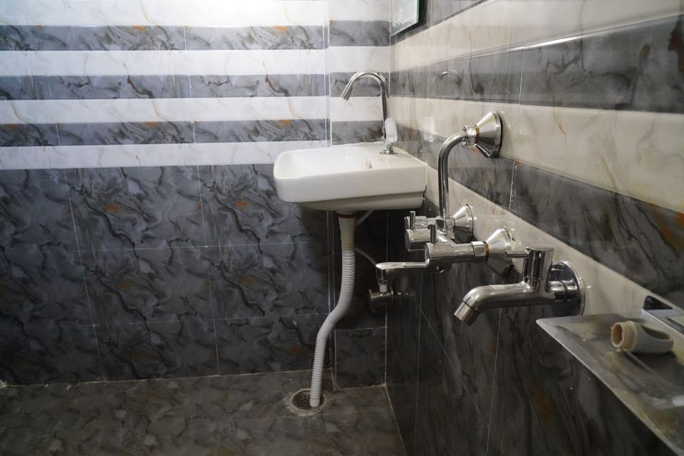 Deluxe Double Room, Garden View | Bathroom | Shower, towels, soap, shampoo