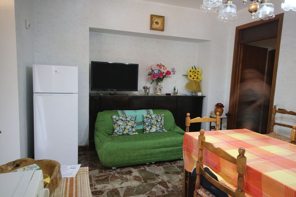 Autumn, Dining Room, Living Room, Spring, Summer, Winter
