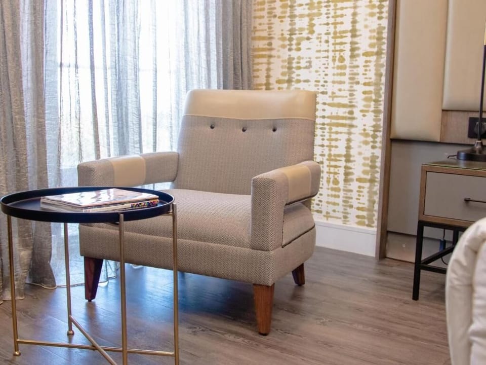 Superior Suite, Pool View | Interior