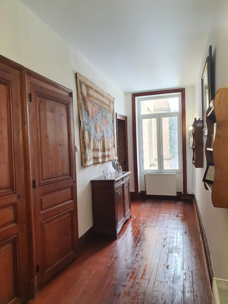 Shower, free toiletries, hair dryer