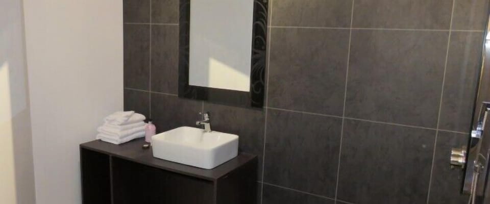 Double Room, Ensuite | Bathroom | Shower, free toiletries, hair dryer