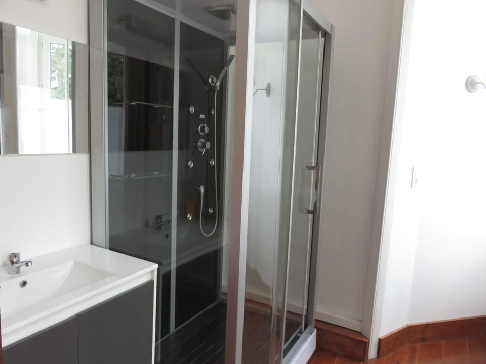 Shower, free toiletries, hair dryer