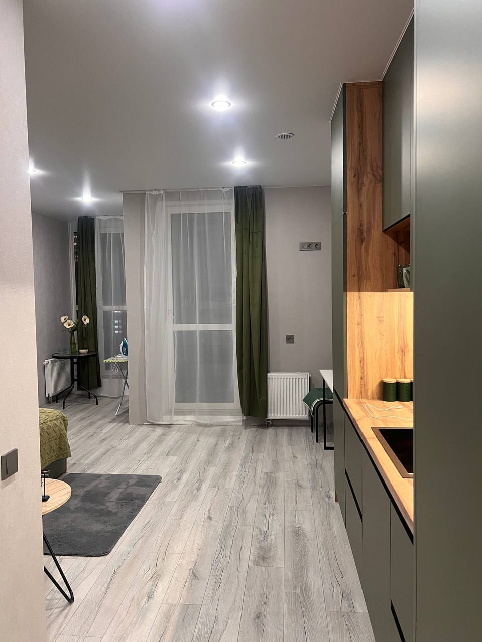 Basic Studio, Balcony, Courtyard View | Private kitchen | Electric kettle, cleaning supplies, paper towels