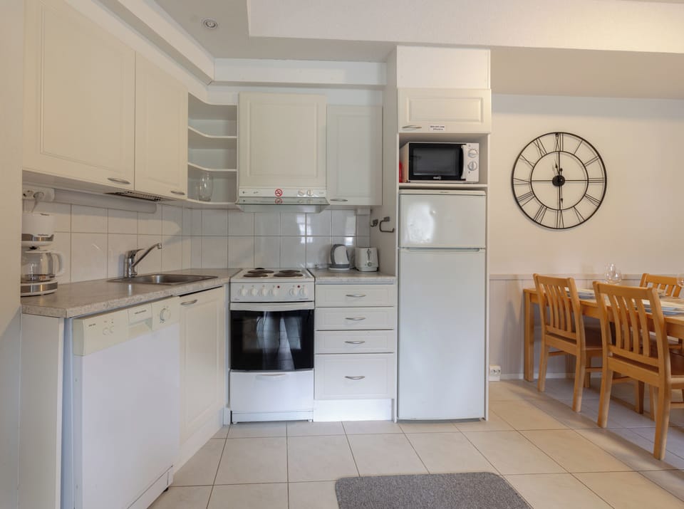 Apartment, 2 Bedrooms, Slope side | Private kitchen | Coffee/tea maker, fridge, microwave, oven