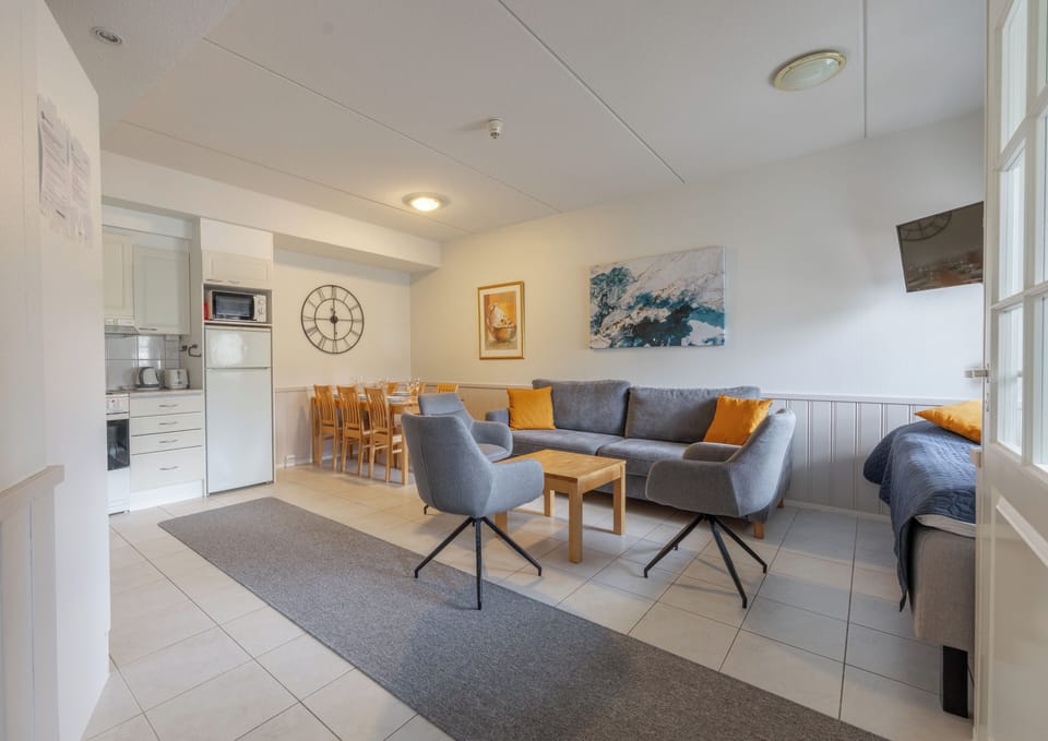 Apartment, 2 Bedrooms, Slope side | Living area | 32-inch TV with cable channels