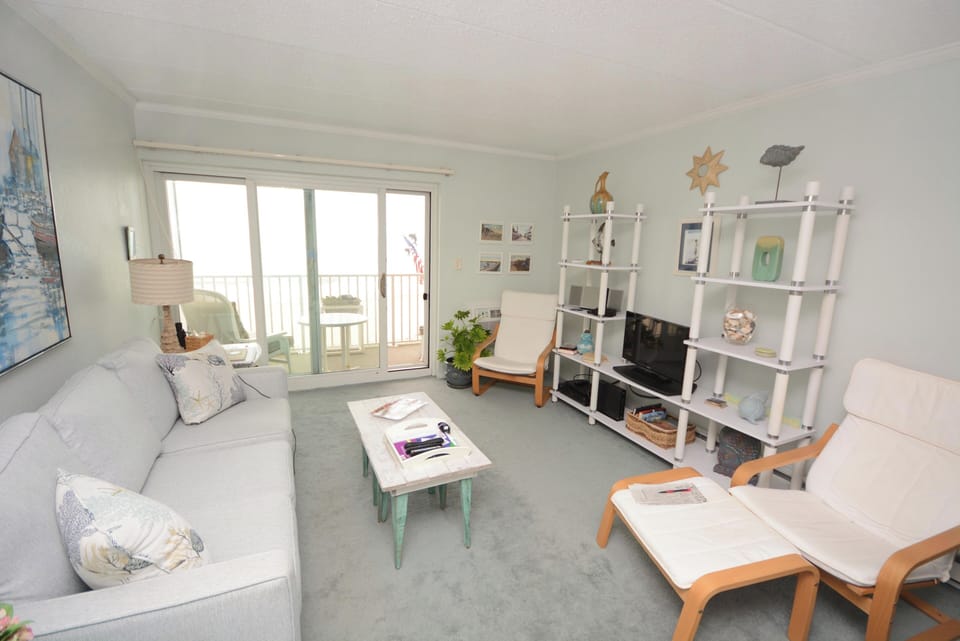 Barefoot-Country-406-LIving- Area