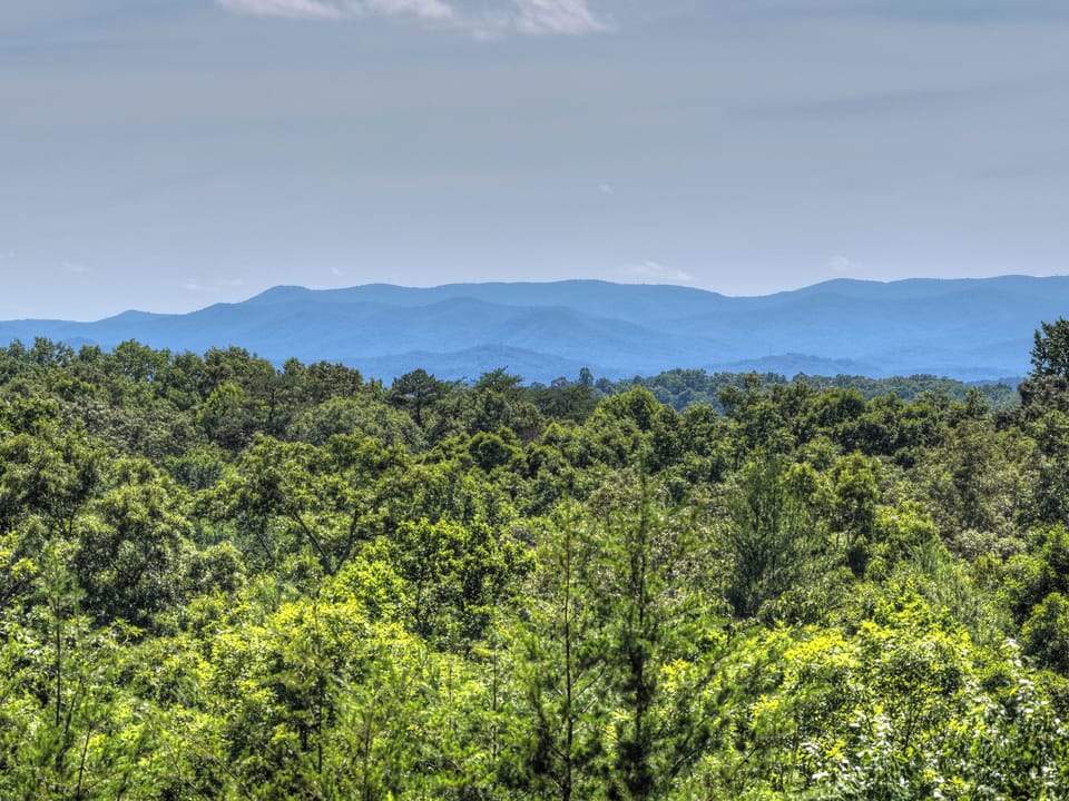 Take in long-range mountain views during your Blue Ridge vacation while enjoying the peaceful beauty of the North Georgia Mountains. The perfect setting for a romantic escape, family getaway, or special celebration.