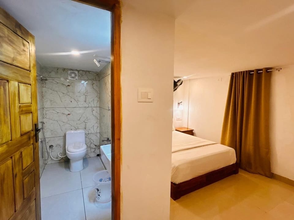 Deluxe Double Room, City View | Bathroom | Shower, towels