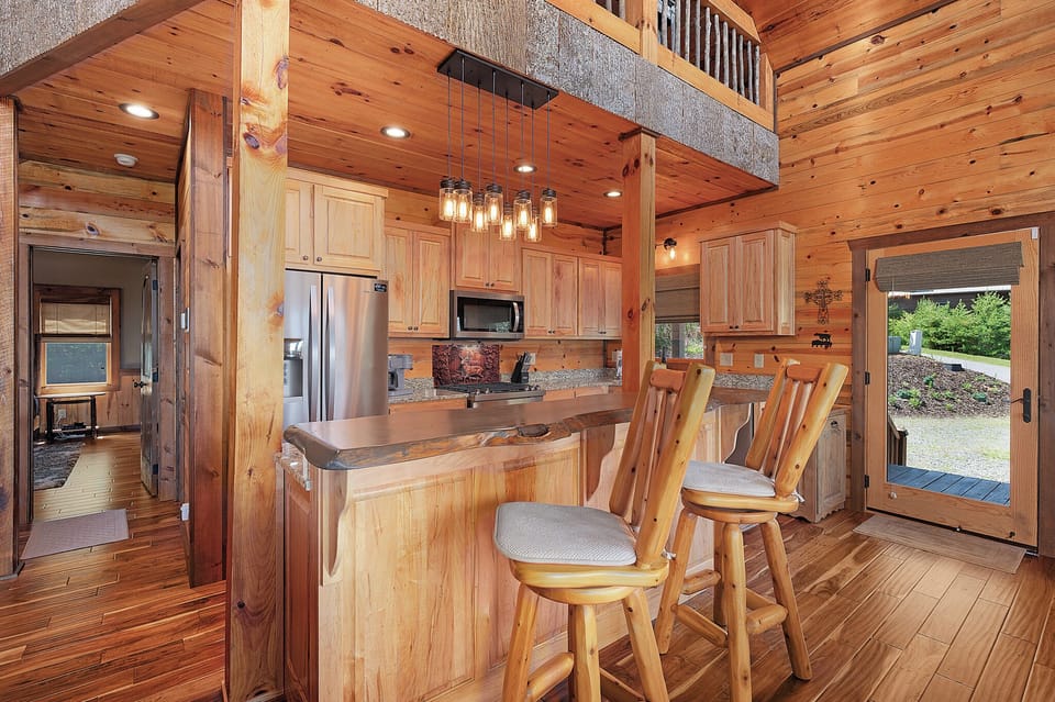 Hillcrest Vista - Entry Level Fully Equipped Kitchen with Breakfast Bar for 2